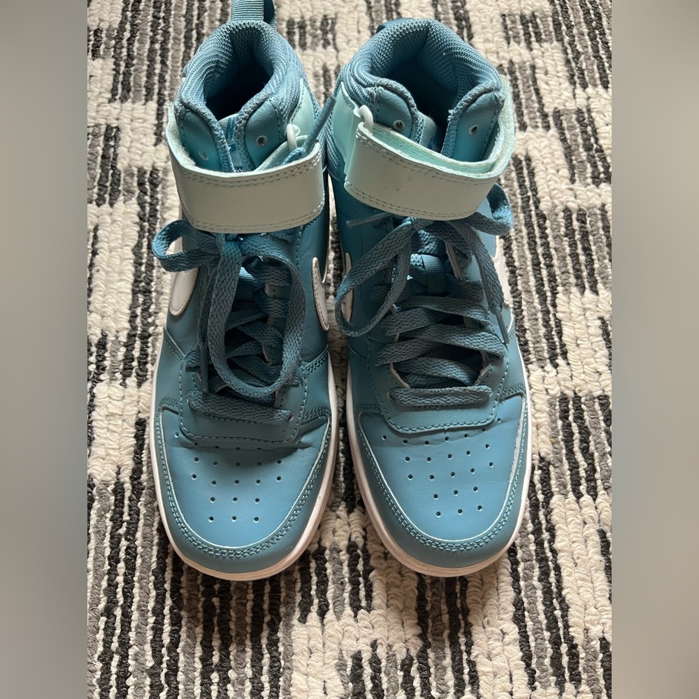 COURT BOROUGH MID 2 GS 'CERULEAN'
Size 4.5Y